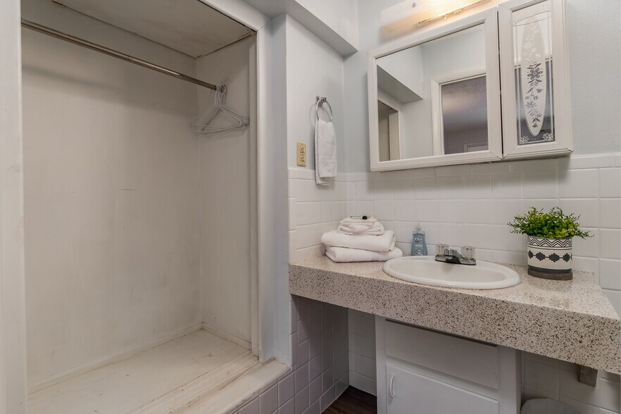 More Photos Of 912 N Hwy 87, Tulia Hotel For Sale
