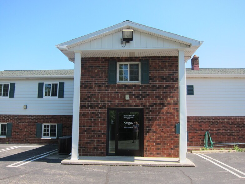 More Photos Of 630 S Green Bay Rd, Neenah Office For Lease