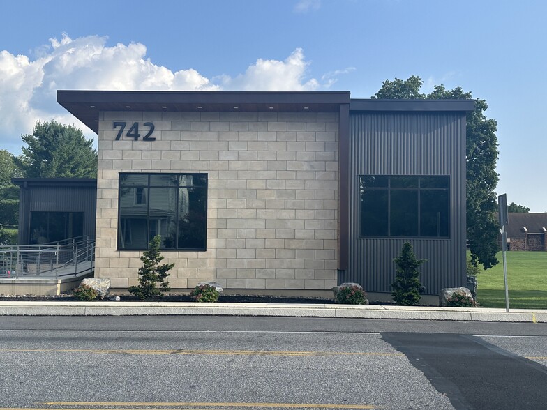 Primary Photo Of 742 E Main St, Annville Medical For Lease