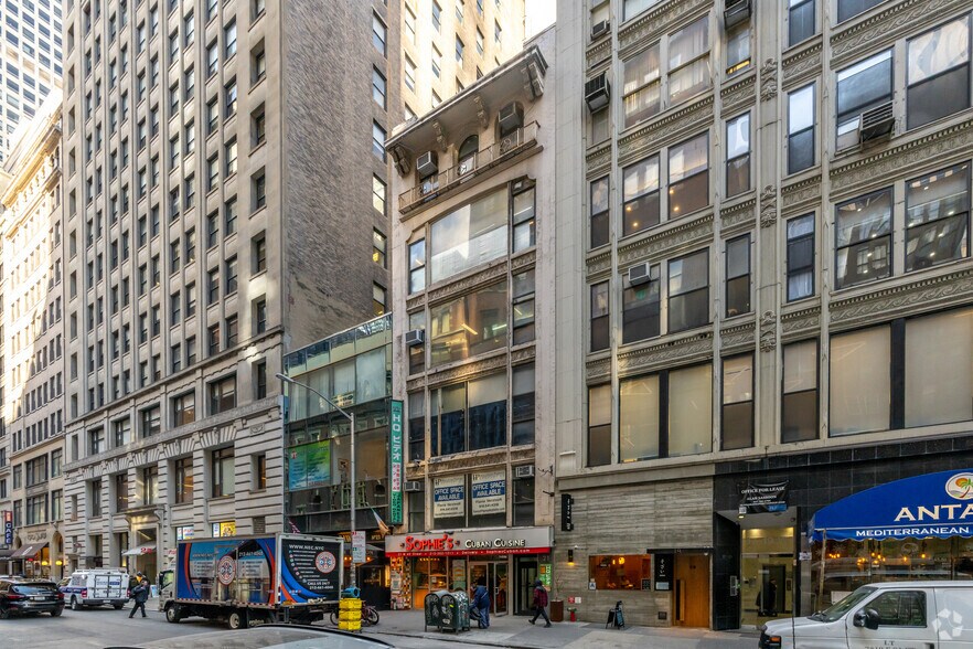 More Photos Of 21 W 45th St, New York Office For Lease