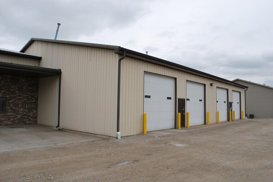 More Photos Of 2101-2111 W Godman Ave, Muncie Light Distribution For Lease
