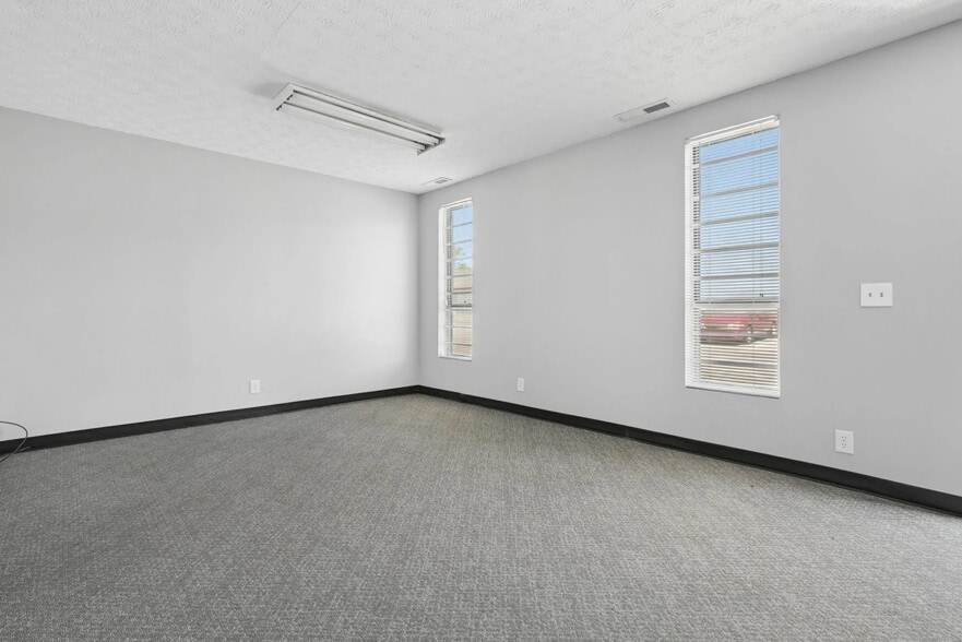 More Photos Of 3723-3871 April Ln, Columbus Light Distribution For Lease