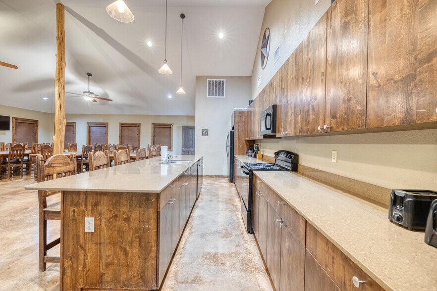 More Photos Of 16 Mountain Laurel Ln, Concan Hospitality For Sale