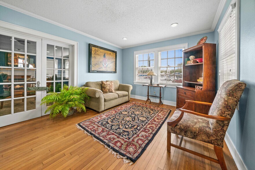 More Photos Of 209 S Main St, Lindale Loft Creative Space For Lease