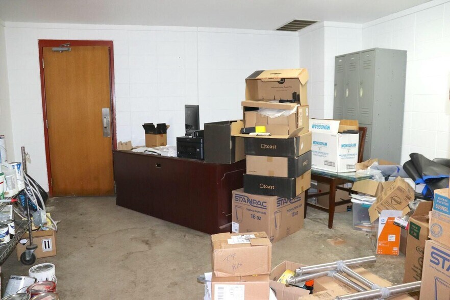 More Photos Of 1301 Industrial Park Rd, Mountain Grove Warehouse For Lease