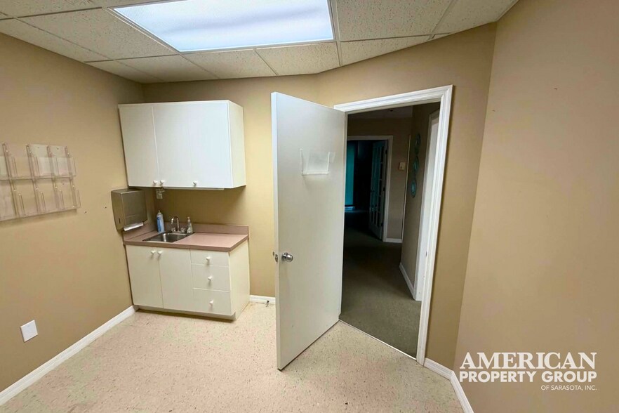 More Photos Of 1219 S East Ave, Sarasota Medical For Sale