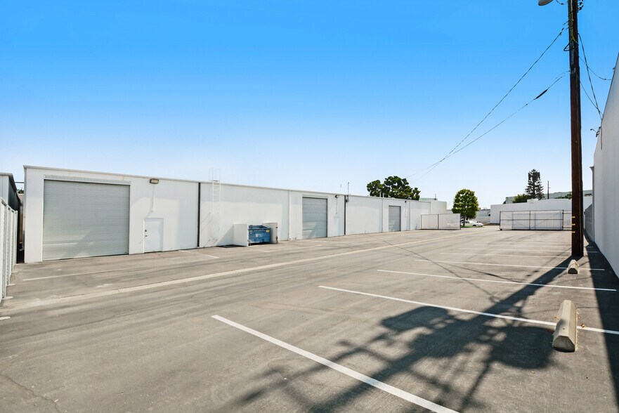 More Photos Of 2221 S Dupont Dr, Anaheim Warehouse For Sale