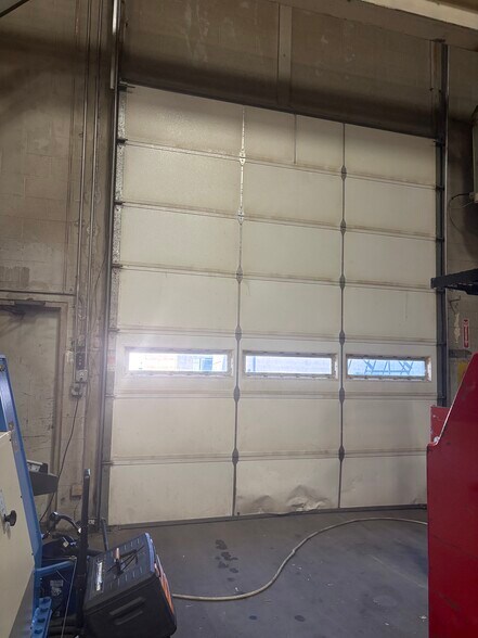 More Photos Of 4106-4112 S Commerce Dr, Murray Light Manufacturing For Lease