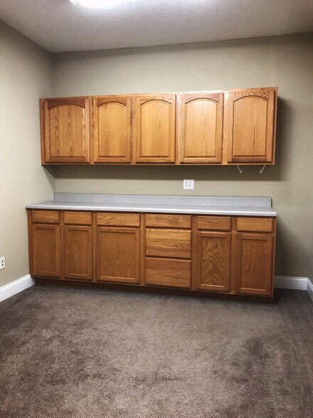 More Photos Of 1014 Ekstam Dr, Bloomington Office For Lease