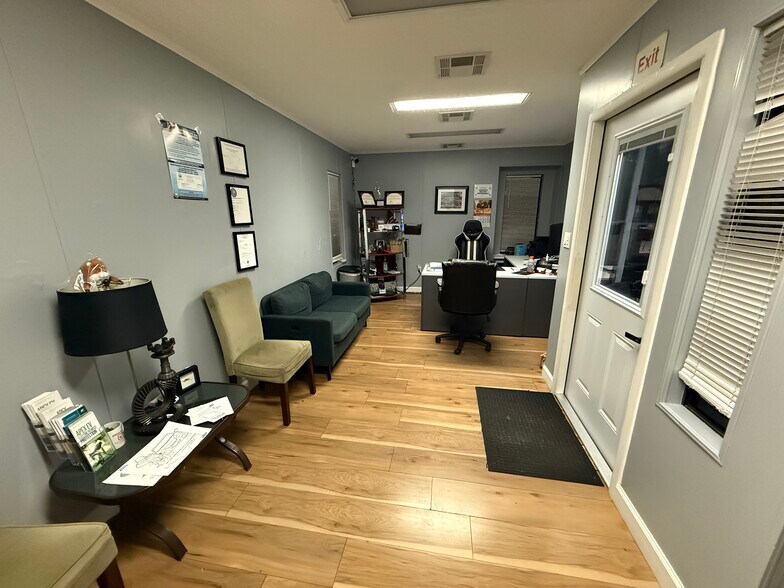 More Photos Of 4501 49th St N, Saint Petersburg Auto Dealership For Lease