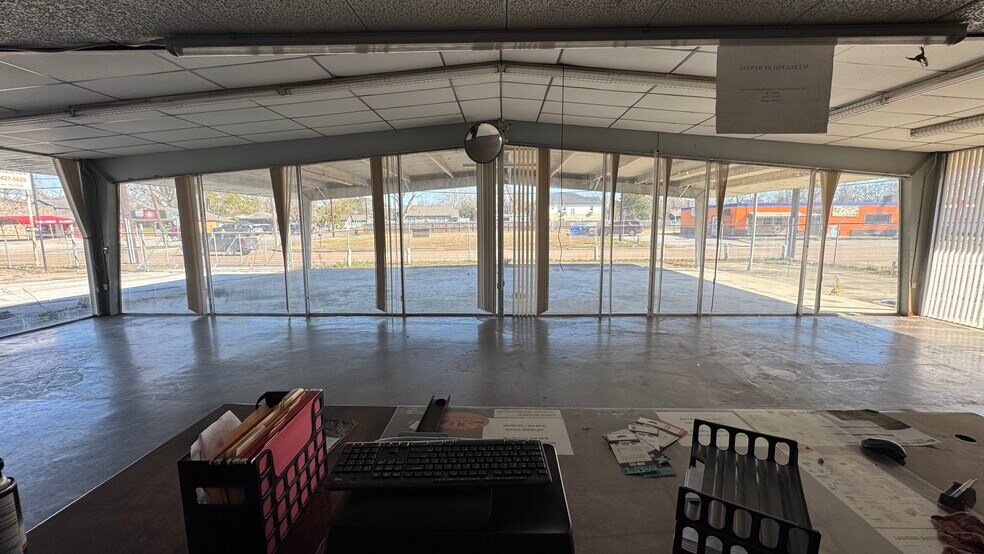 More Photos Of 1801 N Main St, Baytown Flex For Sale