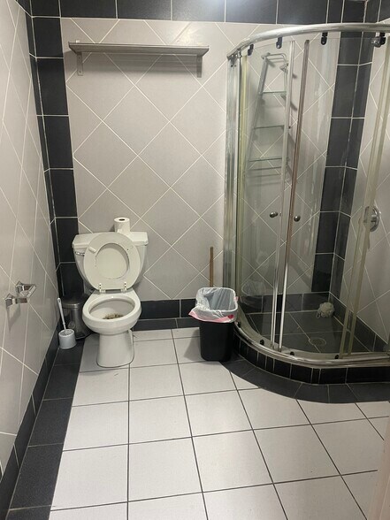 More Photos Of 817 Westchester Ave, Bronx Convenience Store For Lease