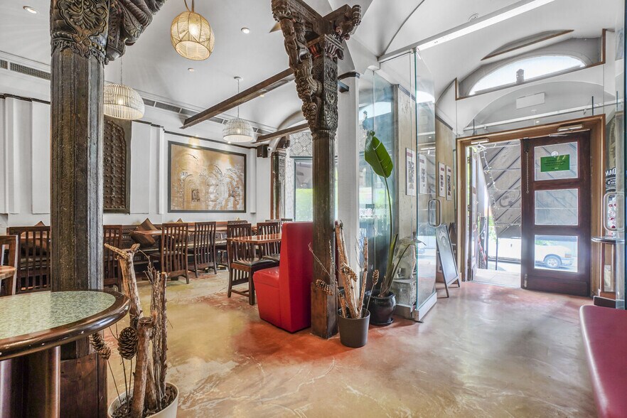 More Photos Of 1450 Rue Crescent, Montréal Restaurant For Lease