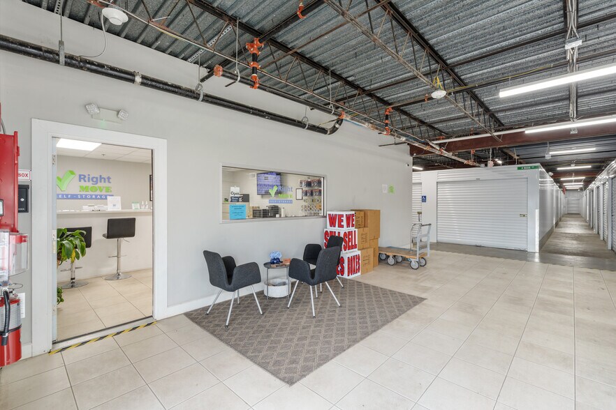 More Photos Of 301 Medic Ln, Alvin Self Storage For Sale