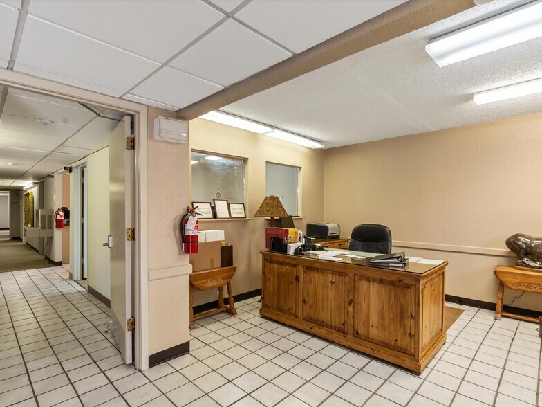 More Photos Of 104 S Main St, Cleburne Office For Sale