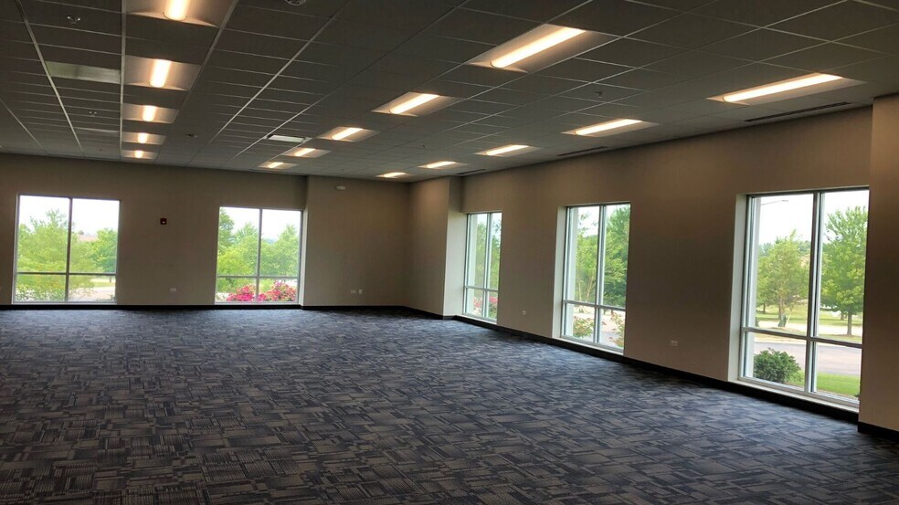 More Photos Of 701 Bilter Rd, Aurora Warehouse For Lease