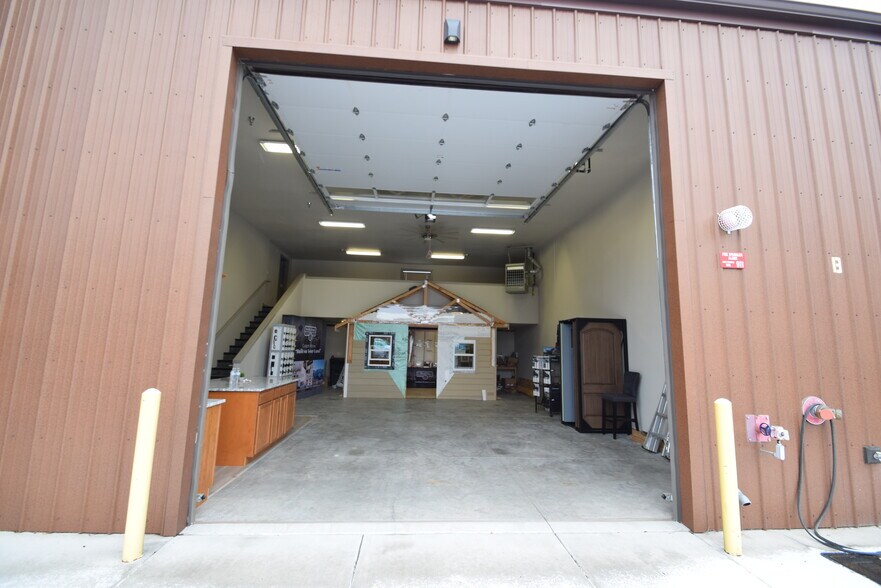 More Photos Of 611 NE Jackpine Ct, Redmond Distribution For Lease