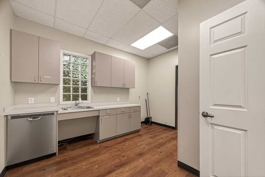 More Photos Of 2223 Dorrington St, Houston Medical For Lease