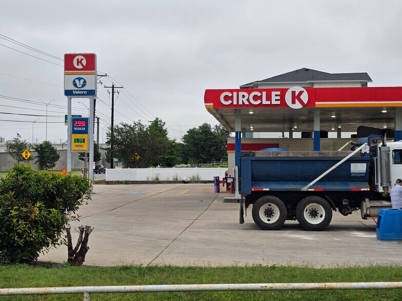 More Photos Of 5919 E Ben White Blvd, Austin Auto Dealership For Sale