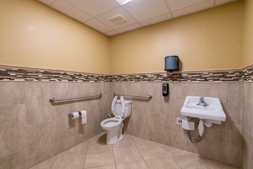 More Photos Of 12945 Seminole Blvd, Largo Unknown For Lease