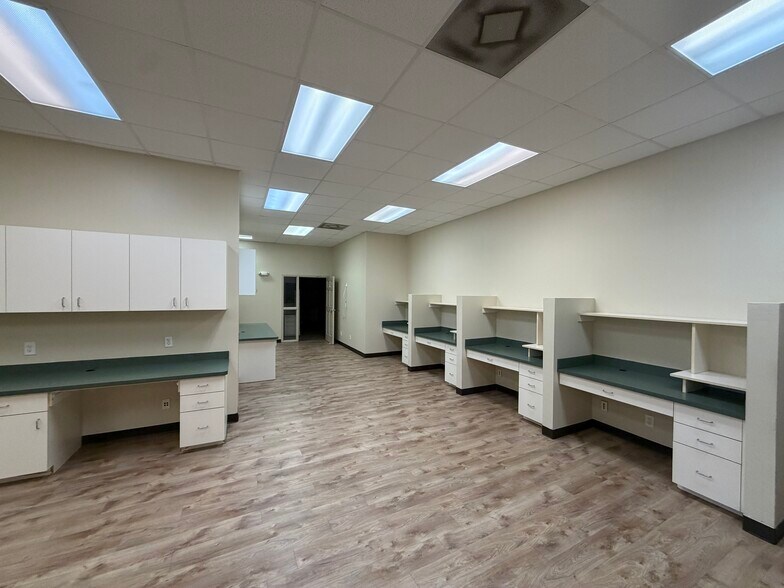 More Photos Of 7981 Gladiolus Dr, Fort Myers Medical For Sale