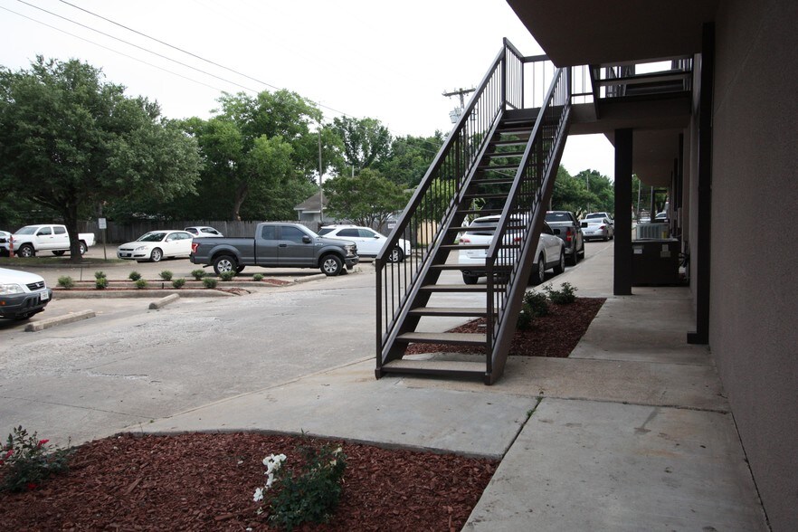 More Photos Of 1014 Ferris Ave, Waxahachie Freestanding For Lease