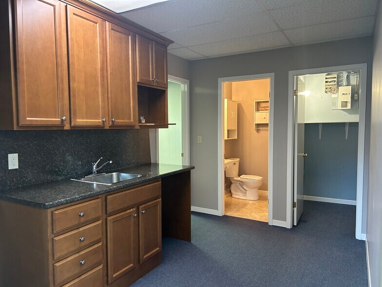 More Photos Of 191 Queensway W, Simcoe Office For Lease