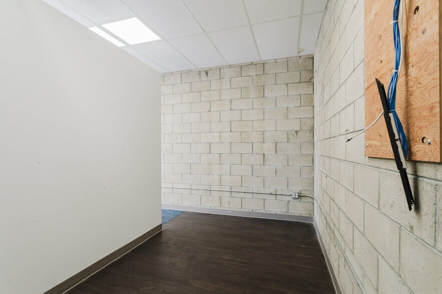 More Photos Of 5961 Laurel Canyon Blvd, Valley Village Storefront For Lease