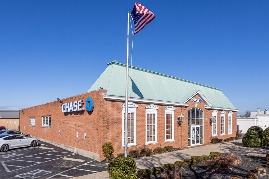 More Photos Of 10417 Watterson Trl, Louisville Bank For Lease
