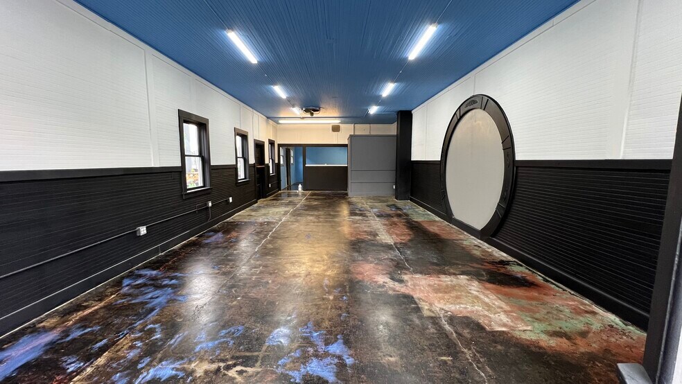 More Photos Of 155 Main St W, Monmouth Storefront For Lease
