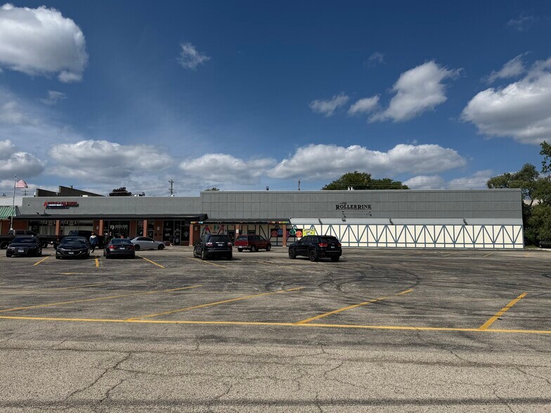 More Photos Of Seymour Ave, Mundelein Department Store For Lease