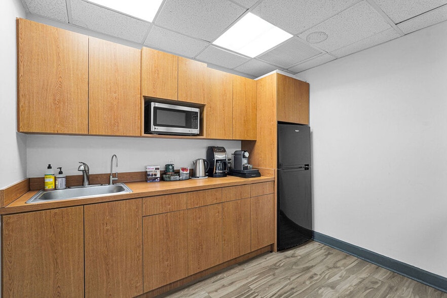 More Photos Of 17501 Biscayne Blvd, Aventura Office For Sale