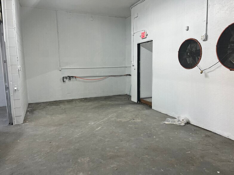 More Photos Of 922 Harris Ave, Pasadena General Retail For Lease