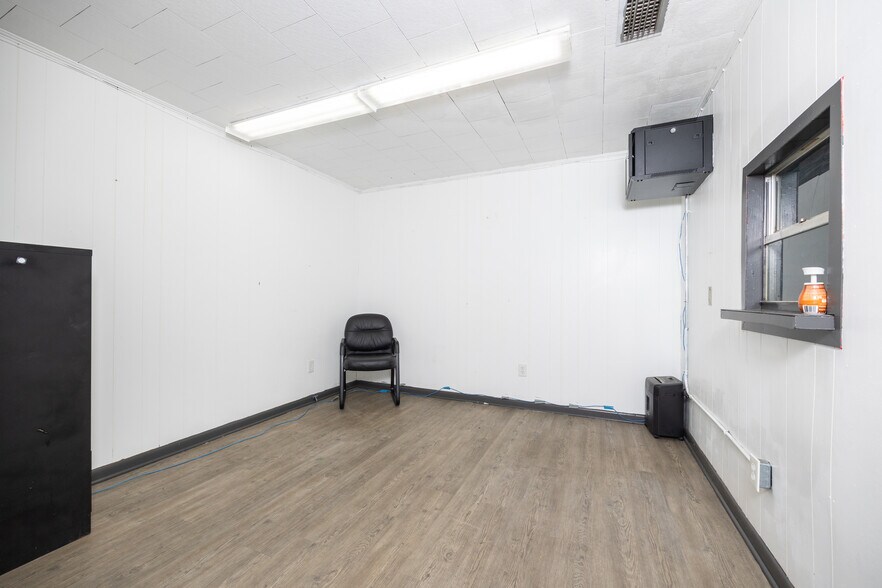 More Photos Of 2832 S Main Blvd, Lake City Auto Repair For Sale