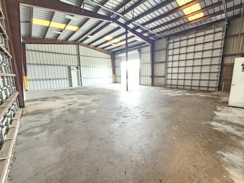 More Photos Of 1812 W D St, La Porte Truck Terminal For Lease