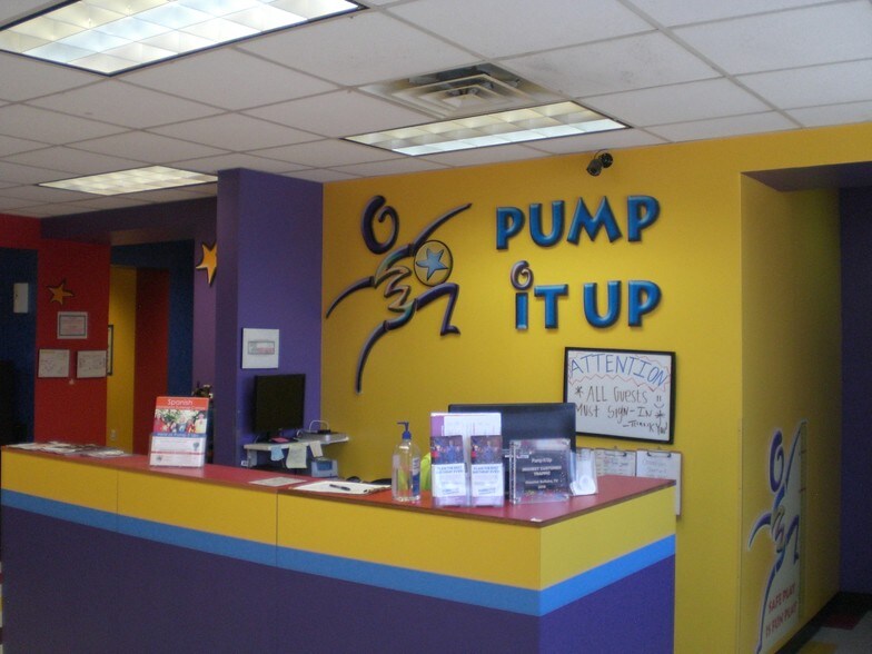 More Photos Of 6030 S Rice Ave, Houston Flex For Lease