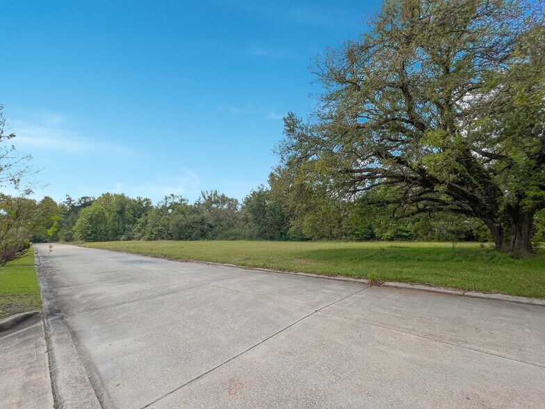 More Photos Of 17420 Highway 190 E, Hammond Showroom For Sale