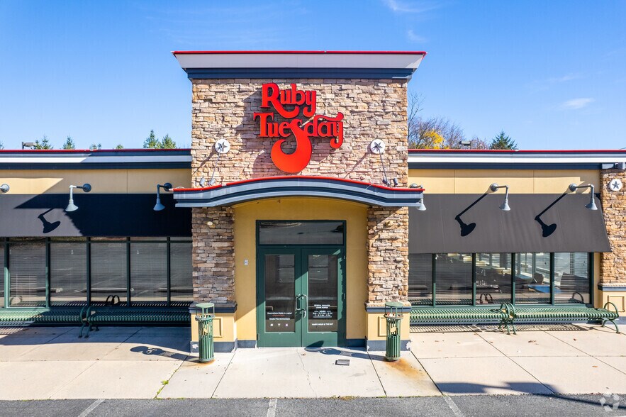 More Photos Of 3995 W Tilghman St, Allentown Restaurant For Lease