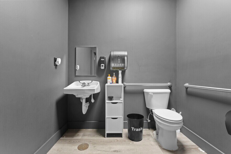 More Photos Of 7620 NW 25th St, Miami Distribution For Sale