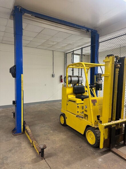 More Photos Of 700 Main St, Elsmere Warehouse For Lease