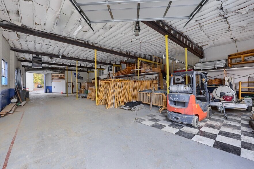 More Photos Of 218 E Madison St, Lancaster Distribution For Sale