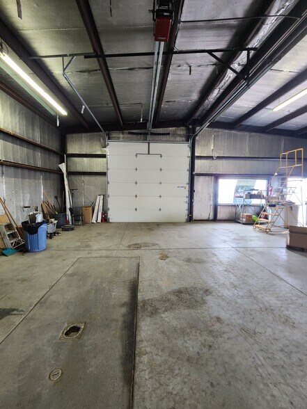 More Photos Of 111 E Maple St, Lamar Flex For Sale