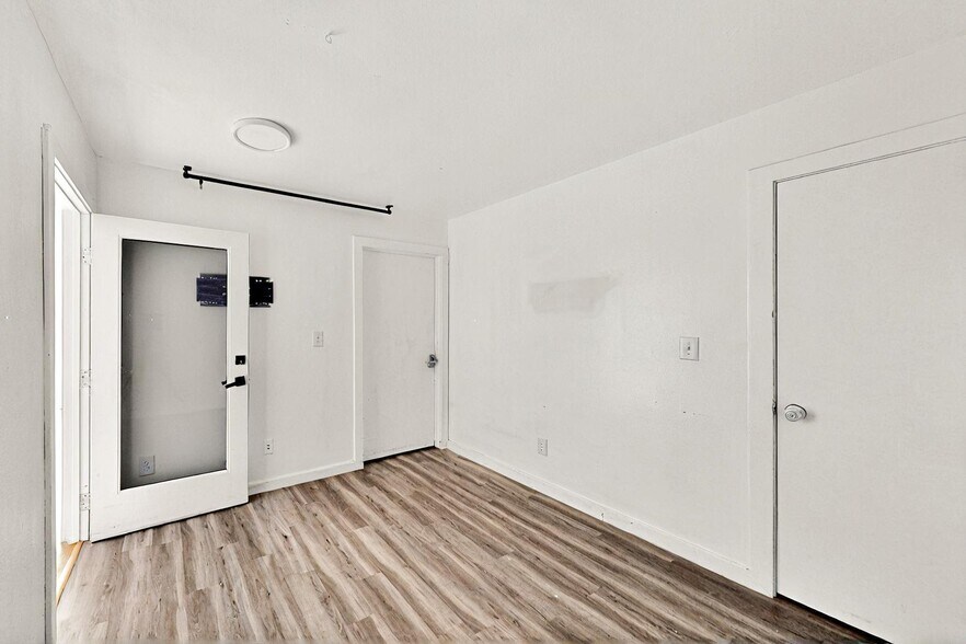 More Photos Of 11544 Cockleburr Rd, Roanoke Warehouse For Lease