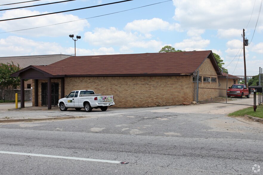 More Photos Of 4860 Clark Howell Hwy, College Park Freestanding For Lease