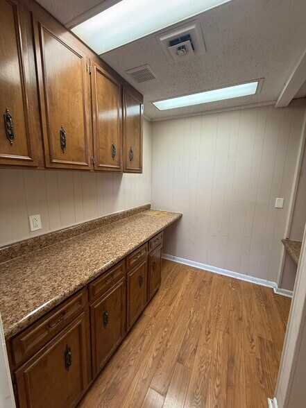 More Photos Of 294 S Lowry St, Smyrna General Retail For Sale