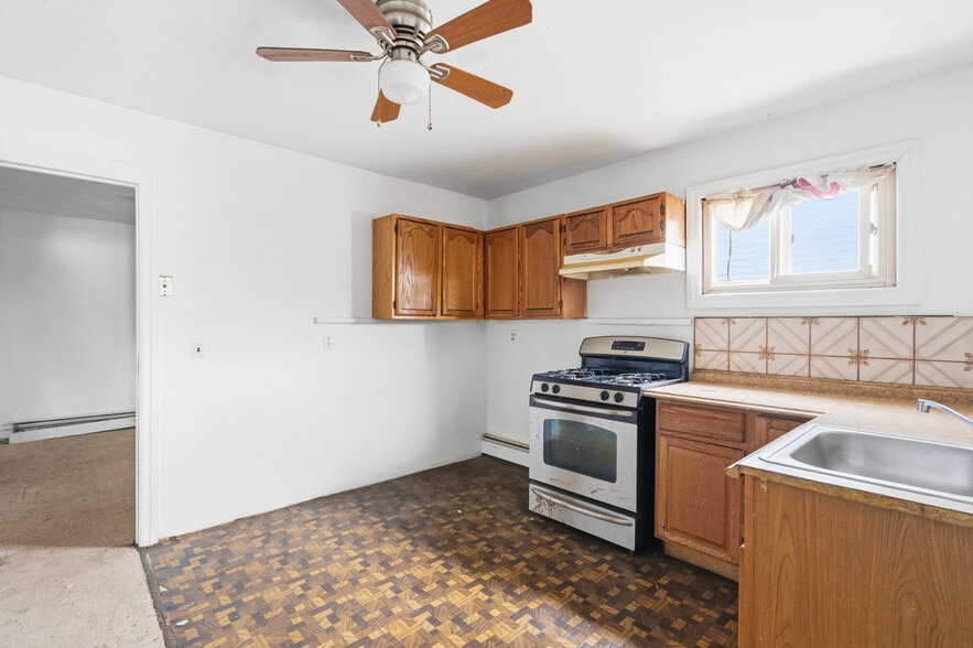 More Photos Of 30 Catlin Ave, Roosevelt Flex For Sale