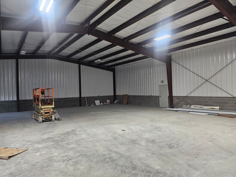 More Photos Of 2740 Old Austin Peay Hwy, Memphis Flex For Lease