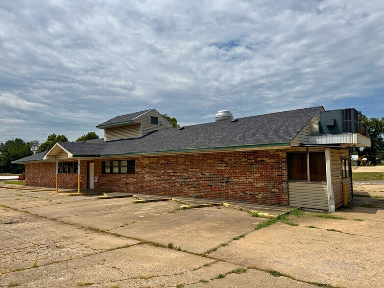 More Photos Of 520 W Broadway, Seminole Flex For Sale