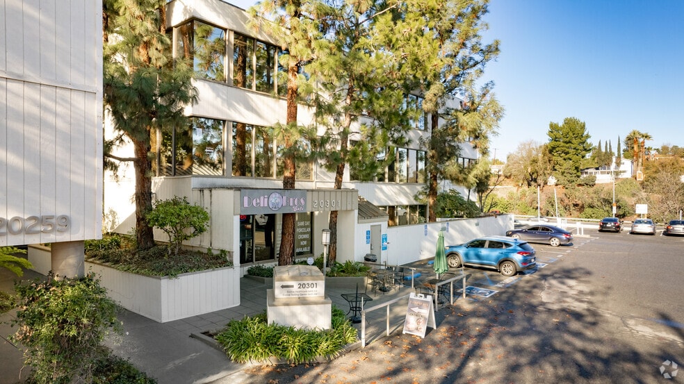 More Photos Of 20301 Ventura Blvd, Woodland Hills Medical For Lease