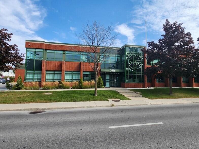 More Photos Of 2695 Av Dollard, Montréal Warehouse For Lease